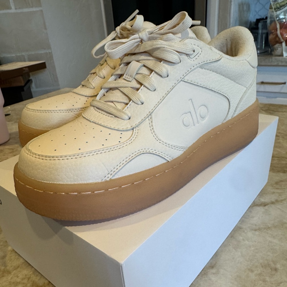 ALO Yoga Recovery Mode Sneakers in Clay